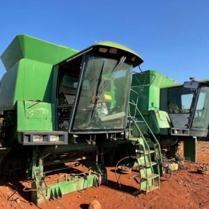 Colheitadeiras verdes em desmanche no pátio