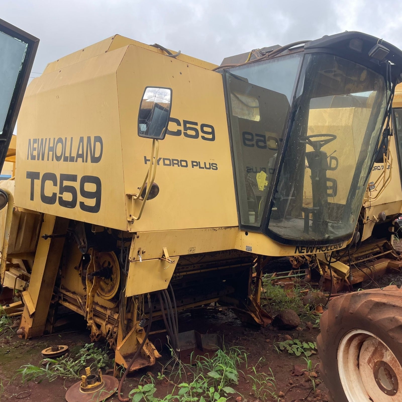 Colheitadeira New Holland TC59 em desmanche