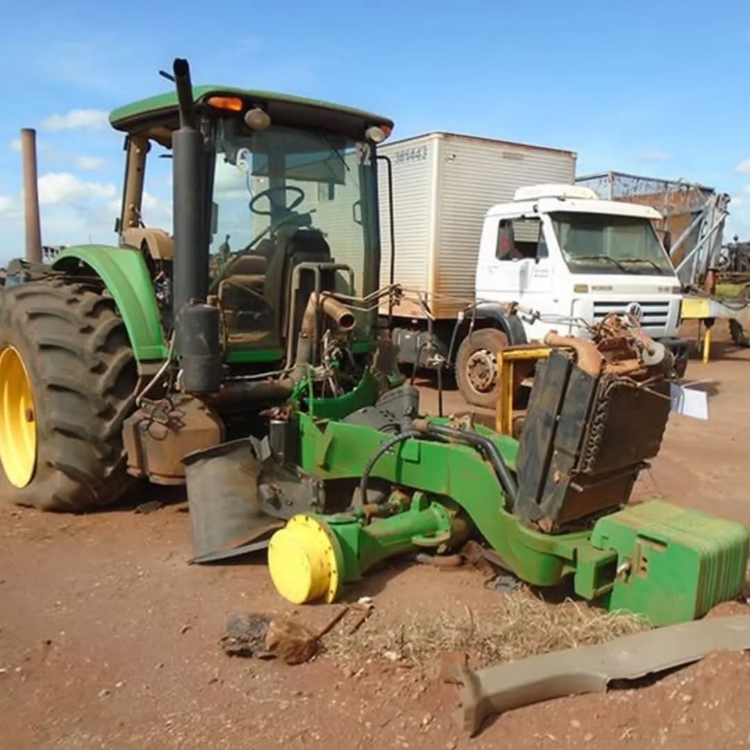 Trator John Deere desmanchado no pátio