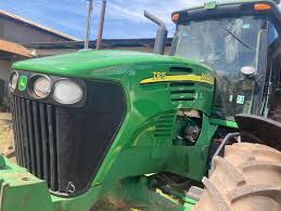 Trator John Deere 7815 no pátio