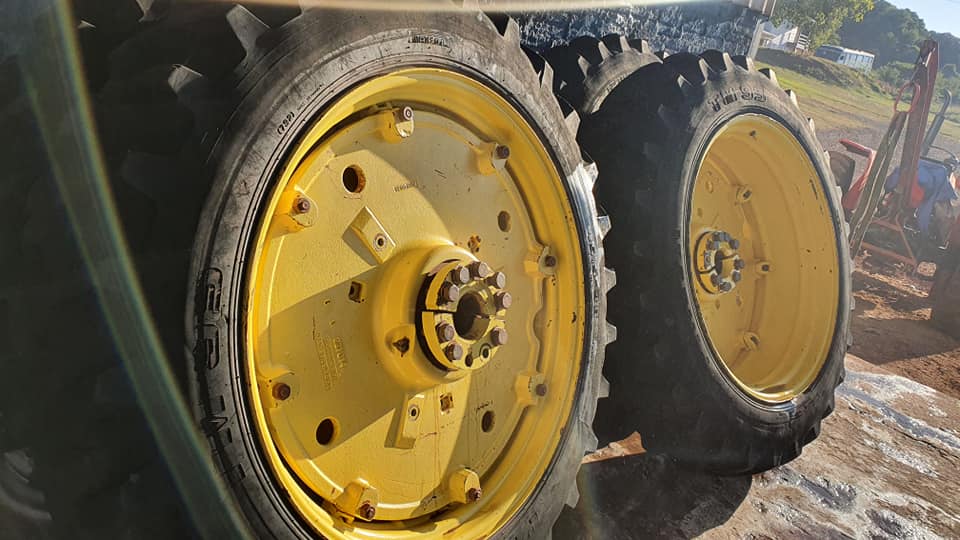 Rodas amarelas de trator usadas